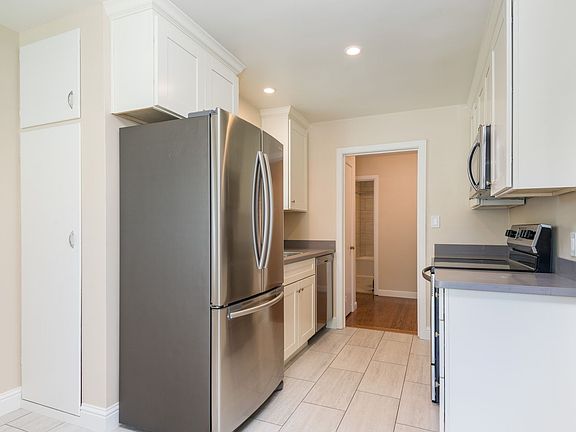 4th image of 353-359 Waverley St #357