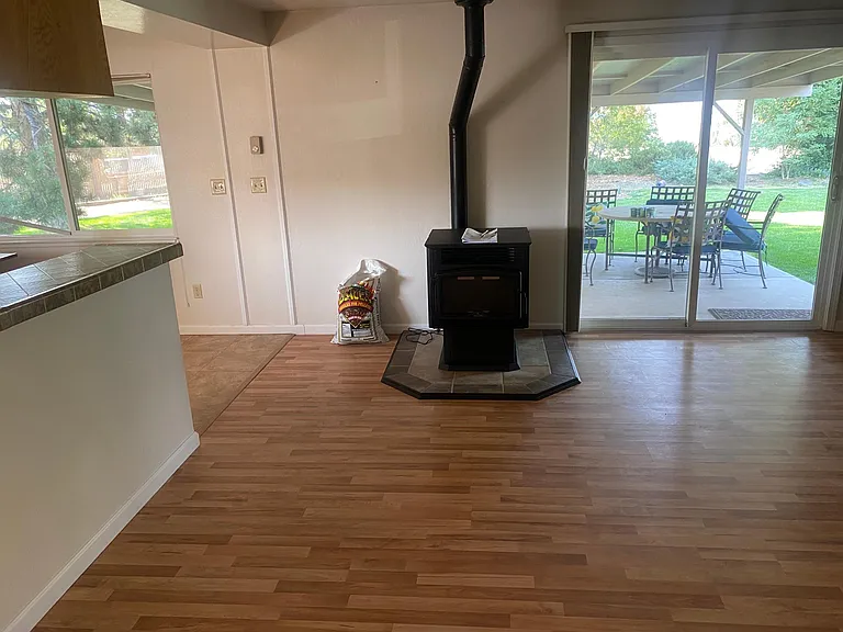 915 Margaret Dr — Photo 6