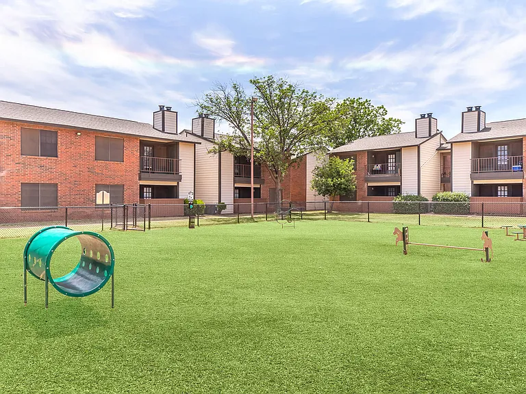 Woodcrest Apartments — Photo 3