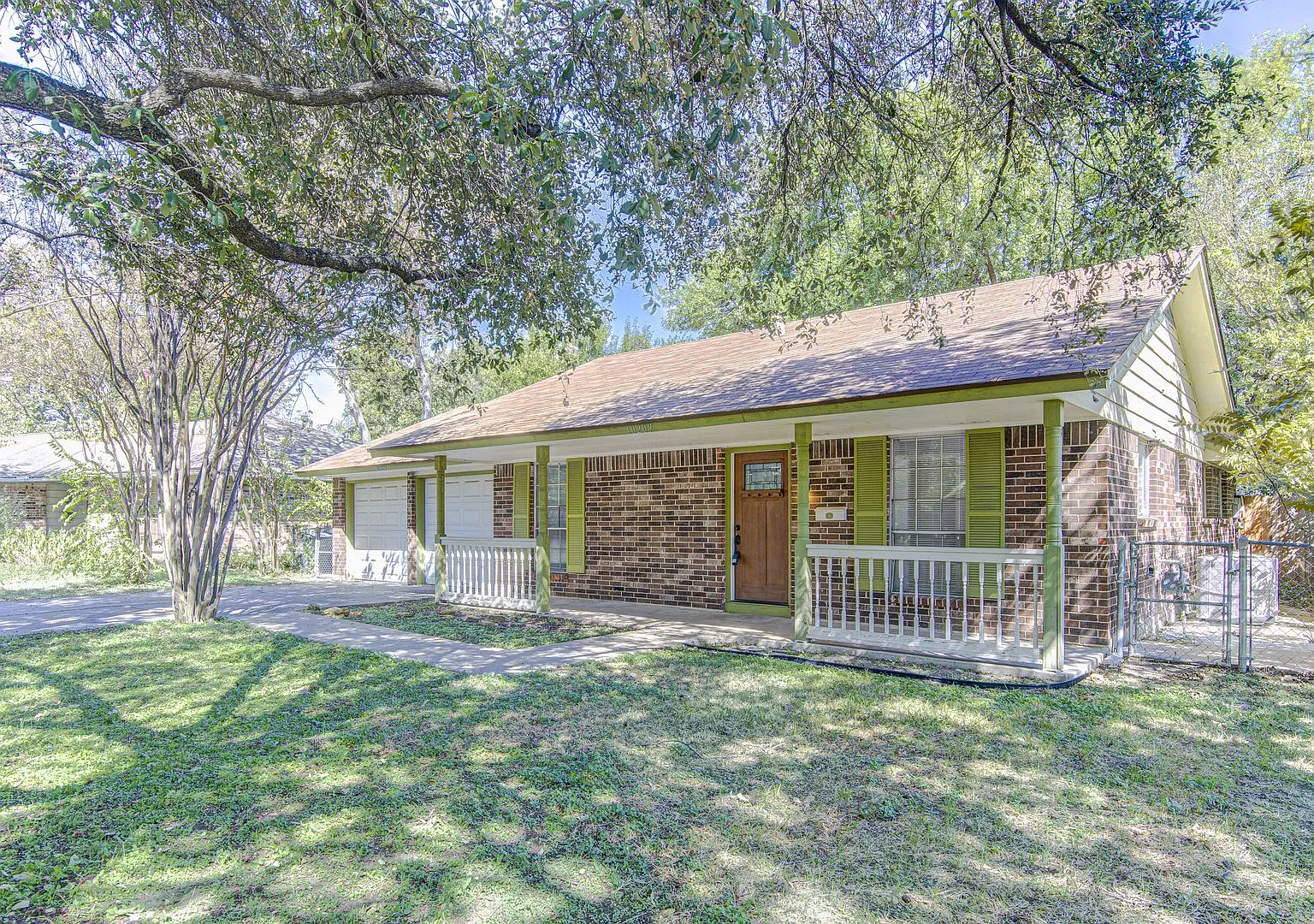 Charming 3-Bedroom Home with Vaulted Ceilings & Spacious Backyard — Photo 2