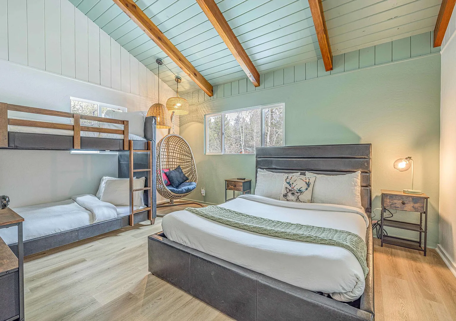 Chic Cabin Retreat with Hot Tub Big Bear — Photo 3