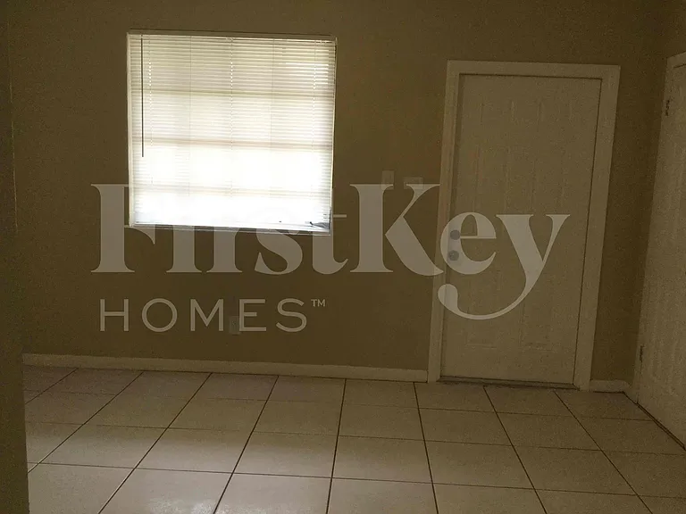 1121 NW 23rd Ter — Photo 3