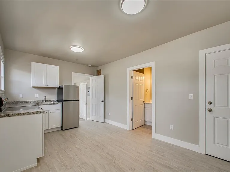 1315 W Jefferson St — Photo 3
