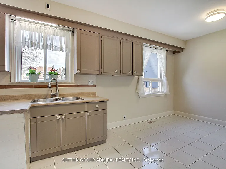 194 Cocksfield Ave #MAIN FLOOR — Photo 10