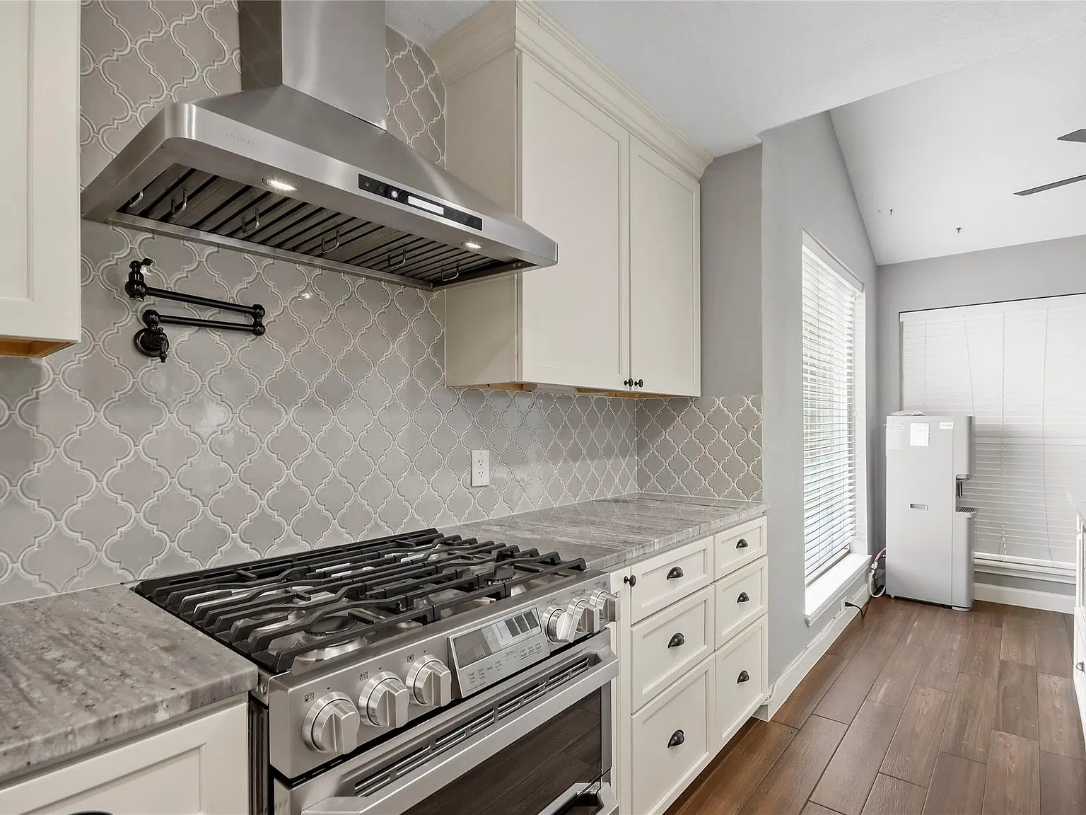 4 bed, 2.0 bath, 3003 sqft, $4,000 — Photo 4