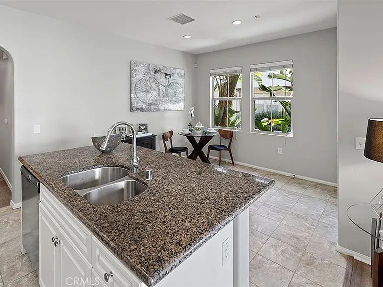 553 S Kroeger St — Photo 8