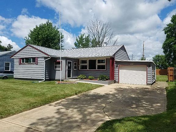 3rd image of 1013 Rosewood Dr