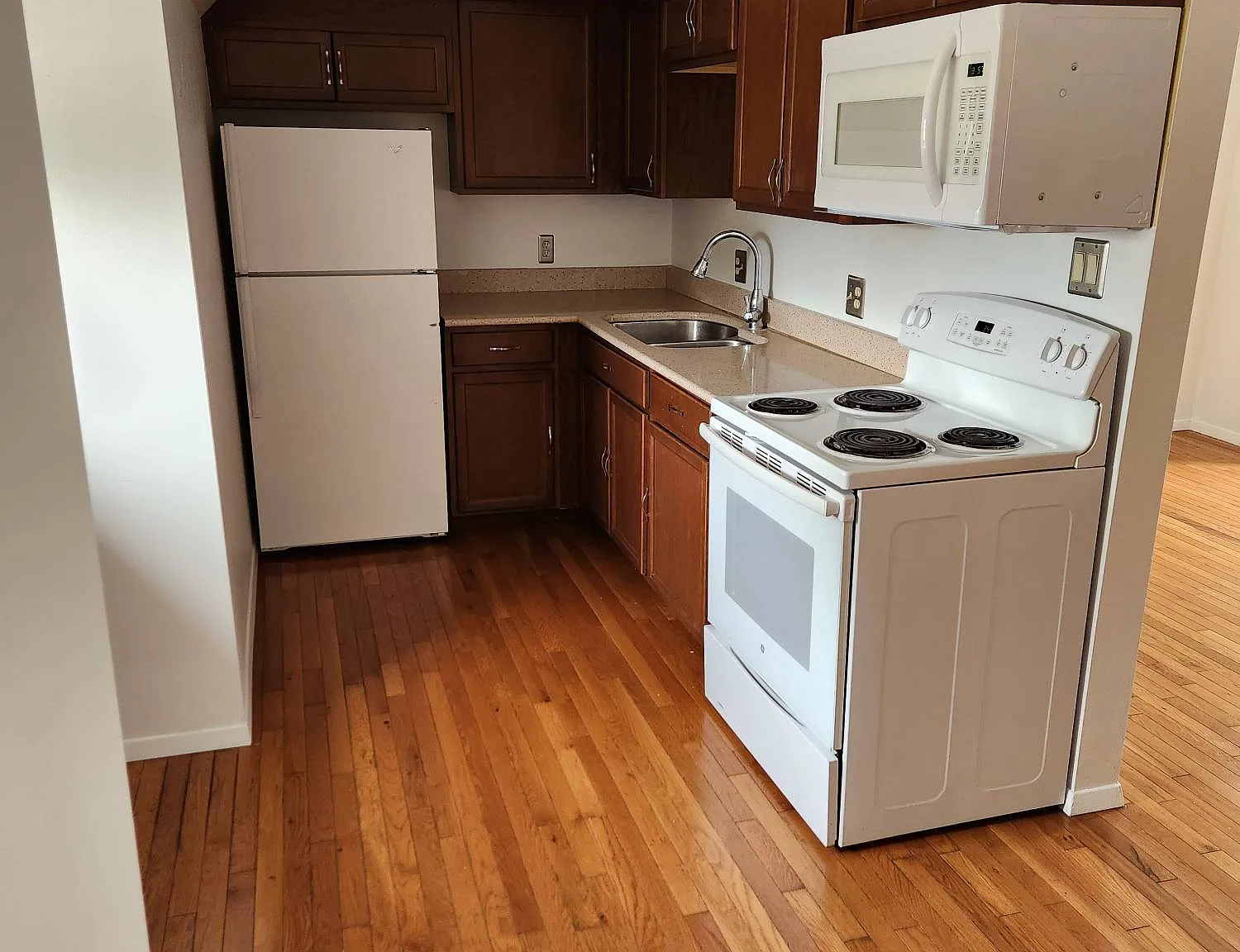 548 12th St SE — Photo 2