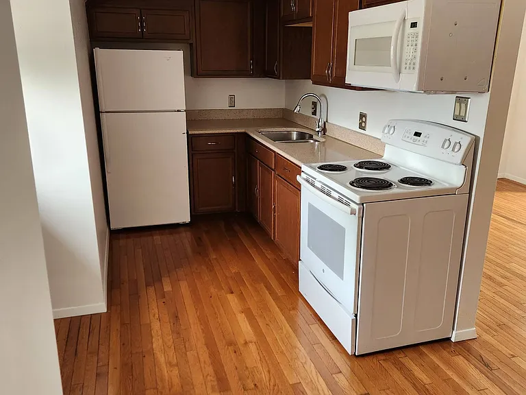 548 12th St SE — Photo 2