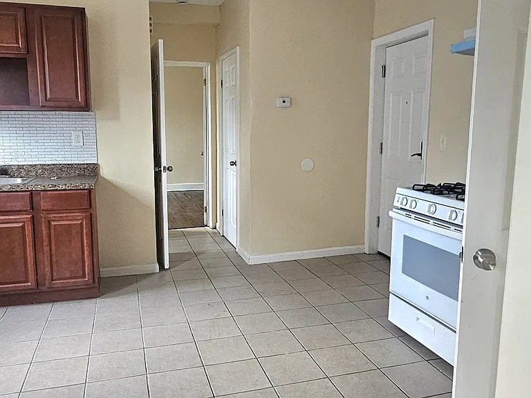373 Blatchley Ave #1A1 — Photo 2
