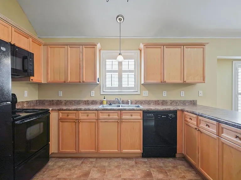 1220 Village Trl — Photo 9