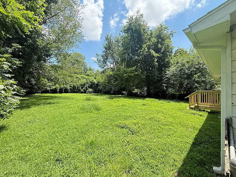 1924 S Burton Ave — Photo 17