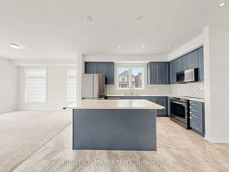 2046 Cameron Lott Cres — Photo 1