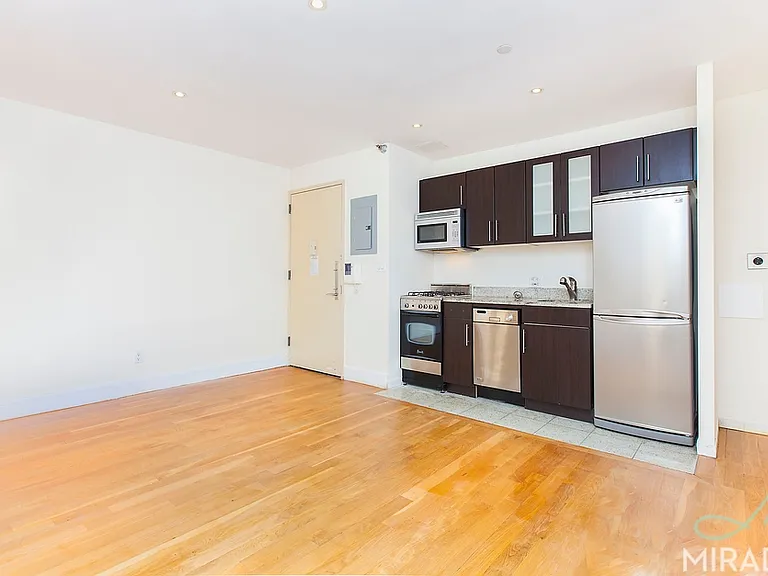 636 E 11th St #6F — Photo 1