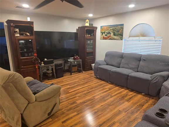 3rd image of 959 Thomas Rd