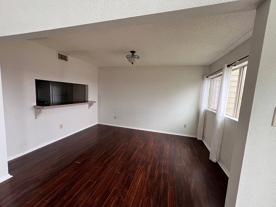Breakfast/Dining Area