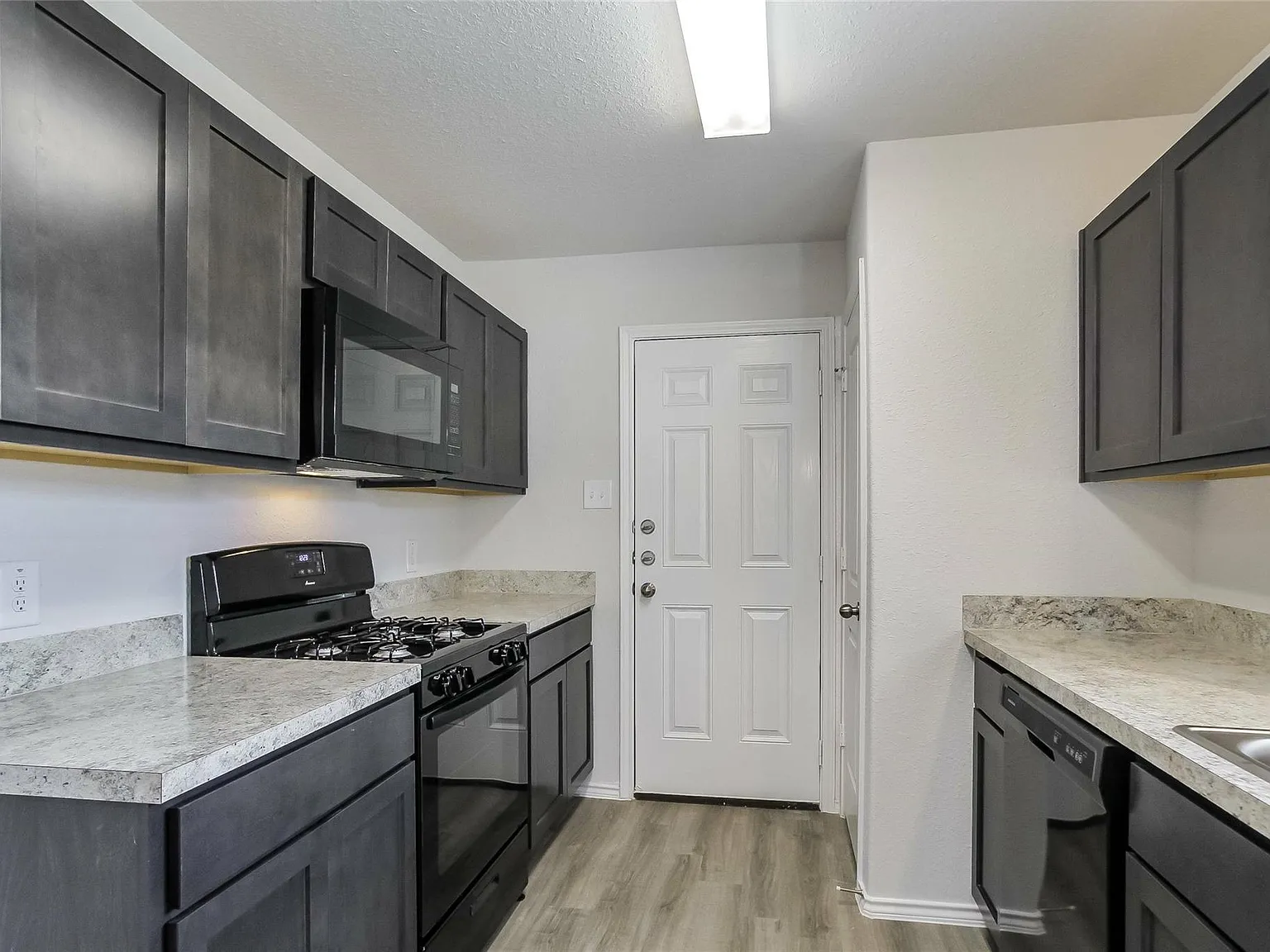 4 bed, 2.0 bath, 1589 sqft, $1,965 — Photo 4
