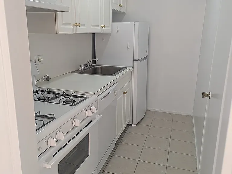 41-15 44th St #F15 — Photo 3