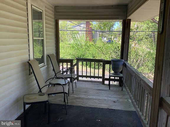 4th image of 21 Davis Ave