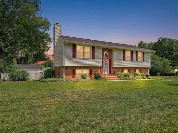 1040 Barrens Village Ct, Roanoke, VA 24019