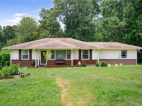 325 Cliff Holcomb Dr, Ball Ground, GA 30107