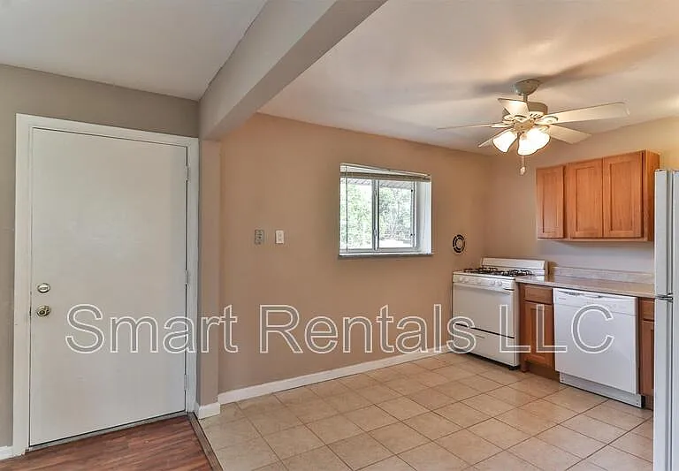 471 S Holmes Ave #B — Photo 4