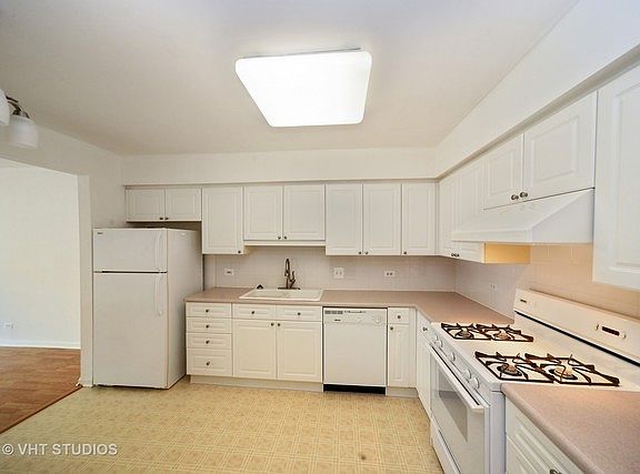 4th image of 7031 W Touhy Ave