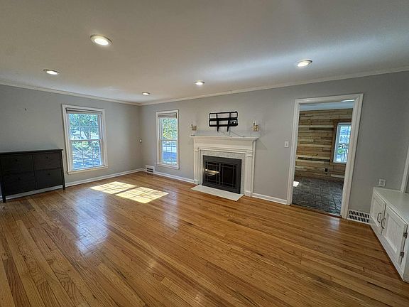 4th image of 400 E 65th St