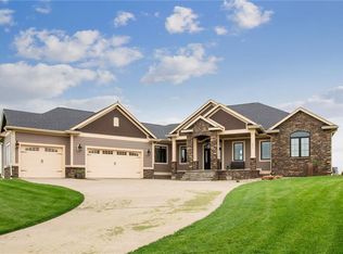 2924 Bos Landen Dr, Pella, IA 50219