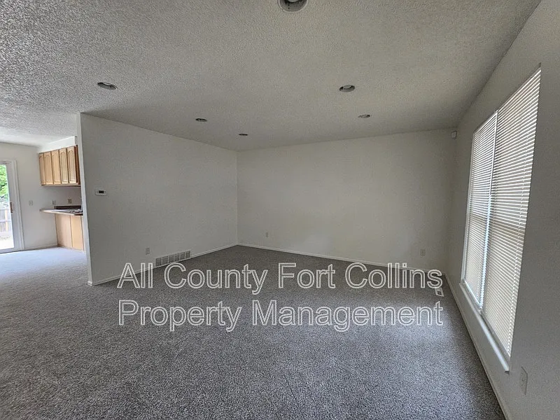 4 bed, 2.0 bath, 1736 sqft, $2,500 — Photo 2