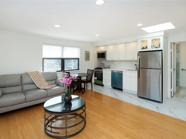 7 Bond Street #PH 400, Great Neck, NY 11021