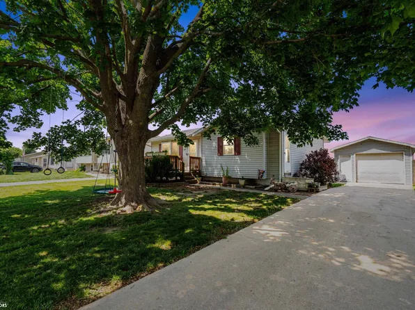 1205 Larkfield Ct, Marshalltown, IA 50158