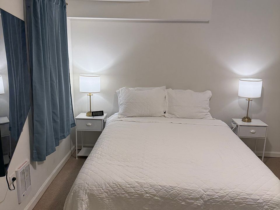 Bedroom. Queen Bed.