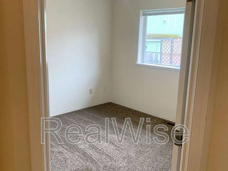 249 SW Rogue River Ave #D — Photo 9