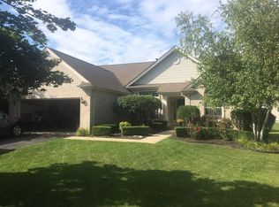 4092 Autumn Wood Dr, Fenton, MI 48430