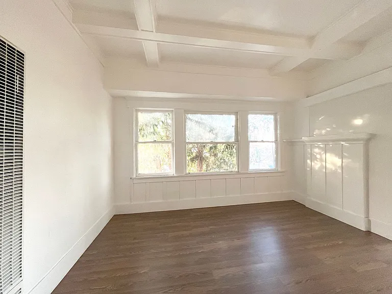 Vernon Ave - 458 — Photo 17