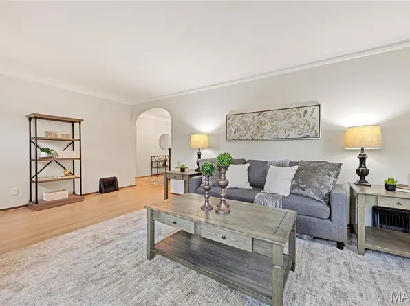 9256 Coral Dr, Saint Louis, MO 63123