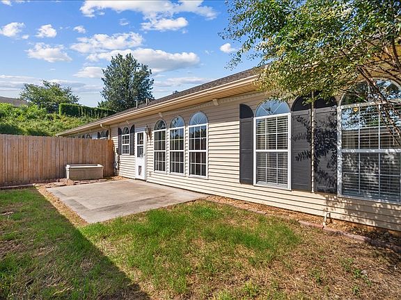 3rd image of 609 Black Oak Dr