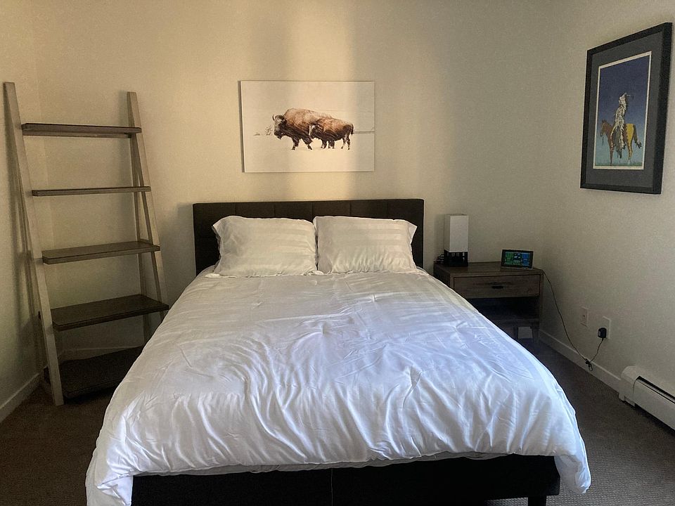 Queen size bed with beautiful linens.