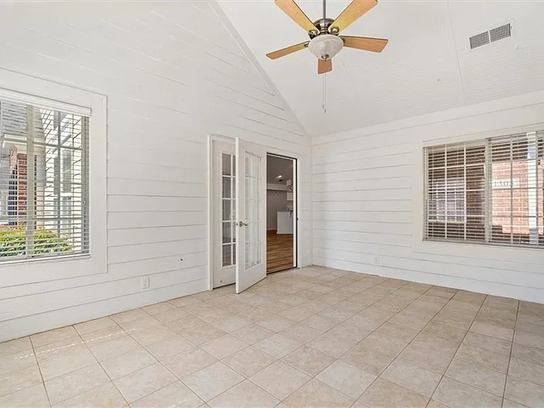 1305 Village Ln — Photo 25