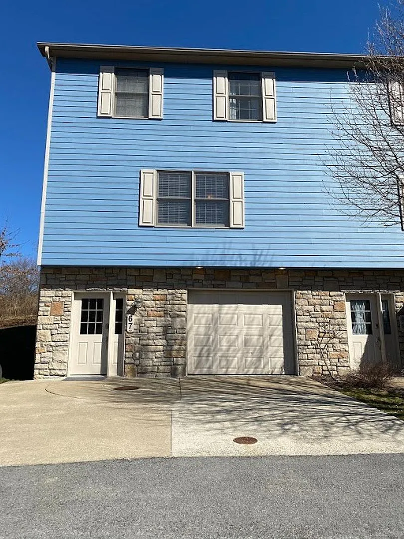 3 bed/2 half bath 2 Full bath Townhouse in Morgantown - Close to Interstate 68 - Available 10/23/... — Photo 1
