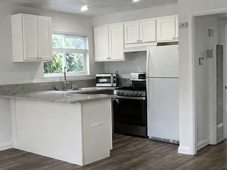 1st image of 414 E Route 66 APT 1
