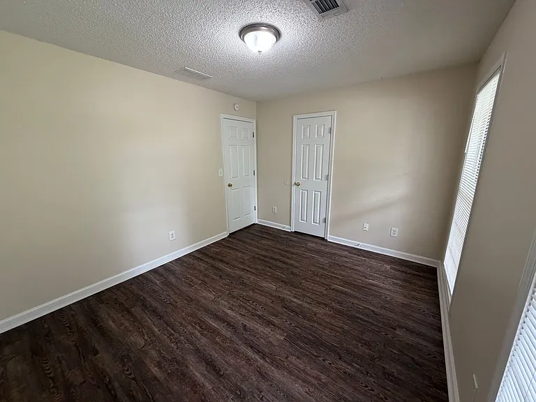 211 Ravenwood Ct — Photo 11