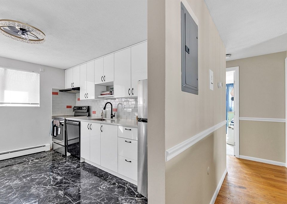 1st image of 8 Woodcrest Ct APT 6