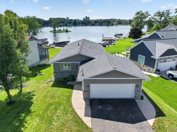 100 Camelot Ct, Brooklyn, MI 49230