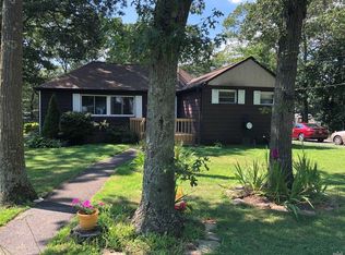 220 Mohican Ave, Ronkonkoma, NY 11779