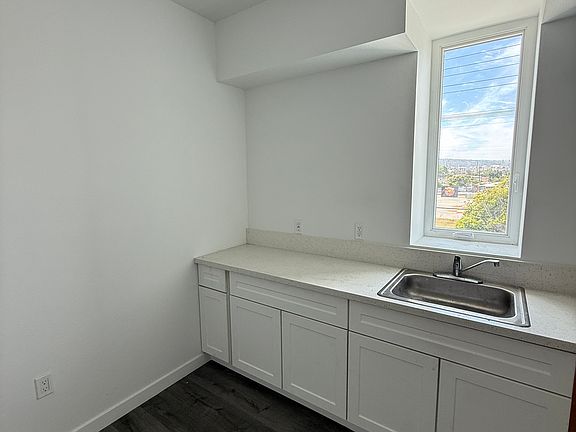 5th image of 516 N Fries Ave