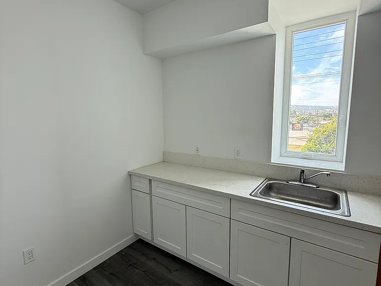 516 N Fries Ave — Photo 5
