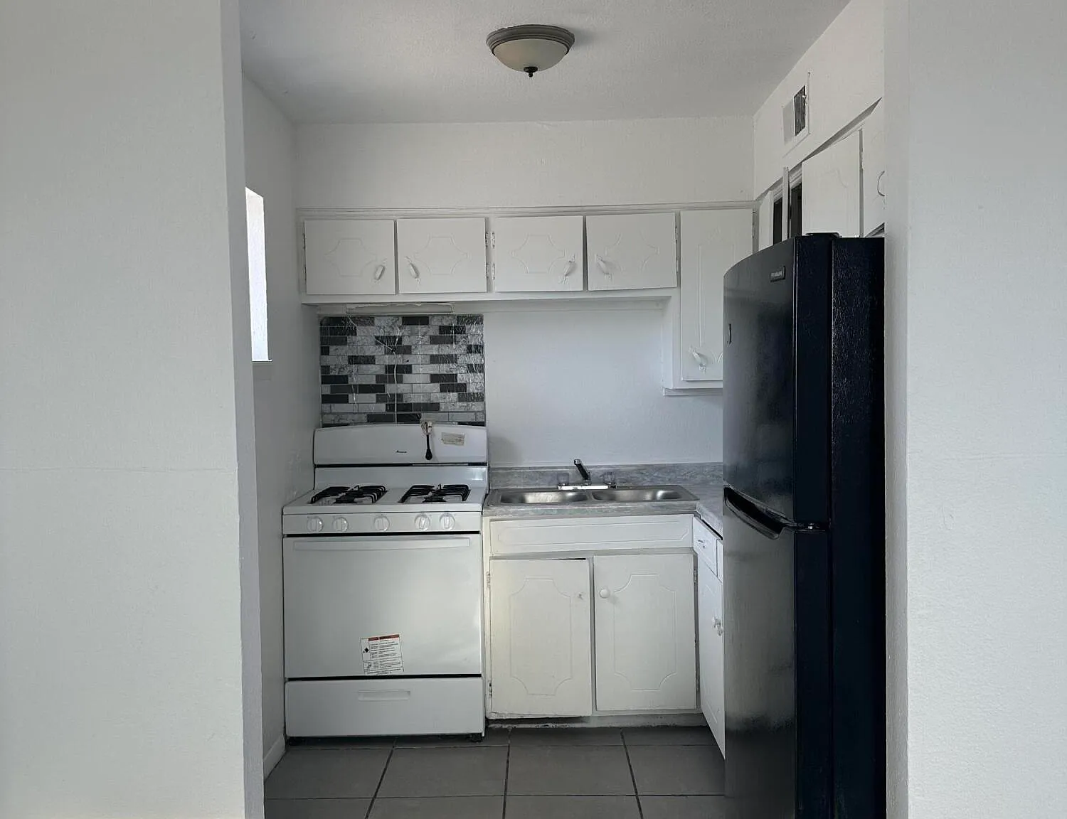 3 bed, 1.0 bath, 650 sqft, $975 — Photo 3