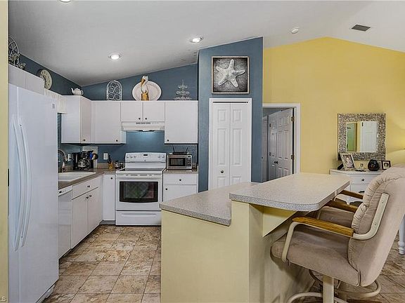 5th image of 3730 SW 16th Pl